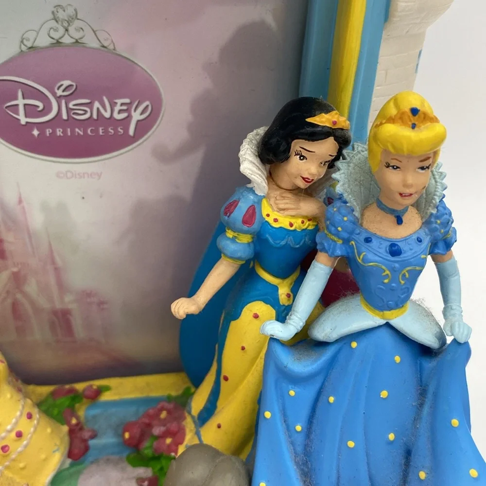 Disney Princess Castle 4x6” picture frame w/ matching figurine READ
